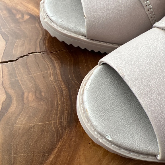 DKNY - Picture 3 of 3